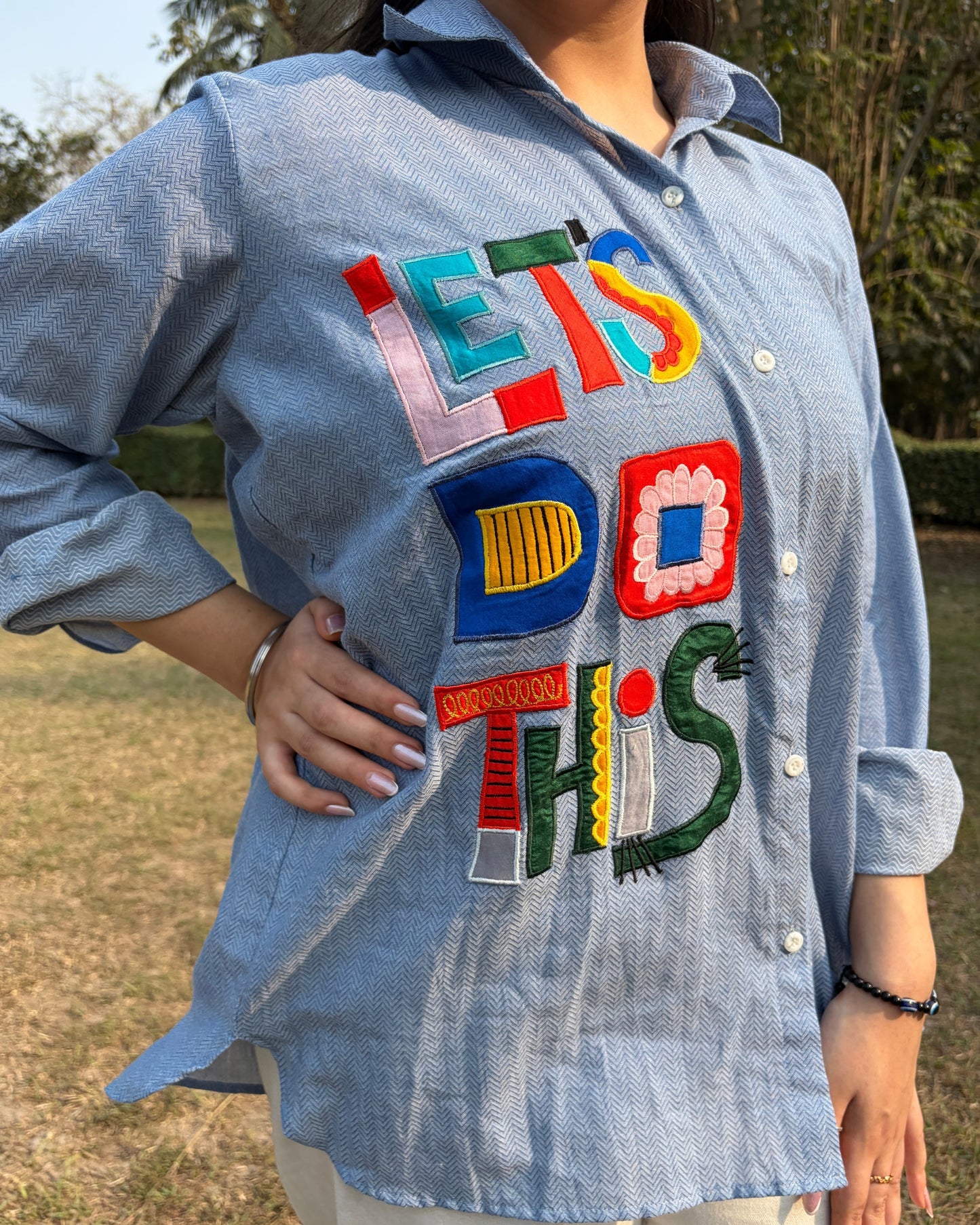 Women’s cotton shirt with multicoloured “let’s do this” applique – blue variant