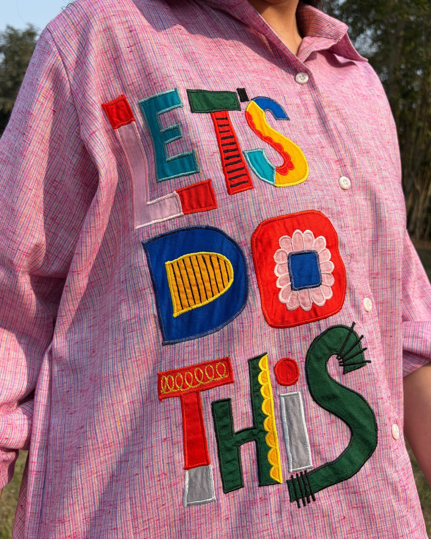 Women’s cotton shirt with multicoloured “let’s do this” applique – pink variant
